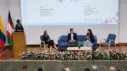 El moderador, Jorge Ivan Ortíz de Organon LATAM, la Dra. María Cristina Lesmes, Secretaria de Salud del Valle del Cauca, Dr. Jimmy Castañeda, Director Médico de FECOLSOG y la Dra. Jovita Ortíz, Responsable del Centro Colaborador para el Desarrollo de la Partería, en el panel Importancia de usar las tecnologías sanitarias adecuadas para alcanzar indicadores de salud