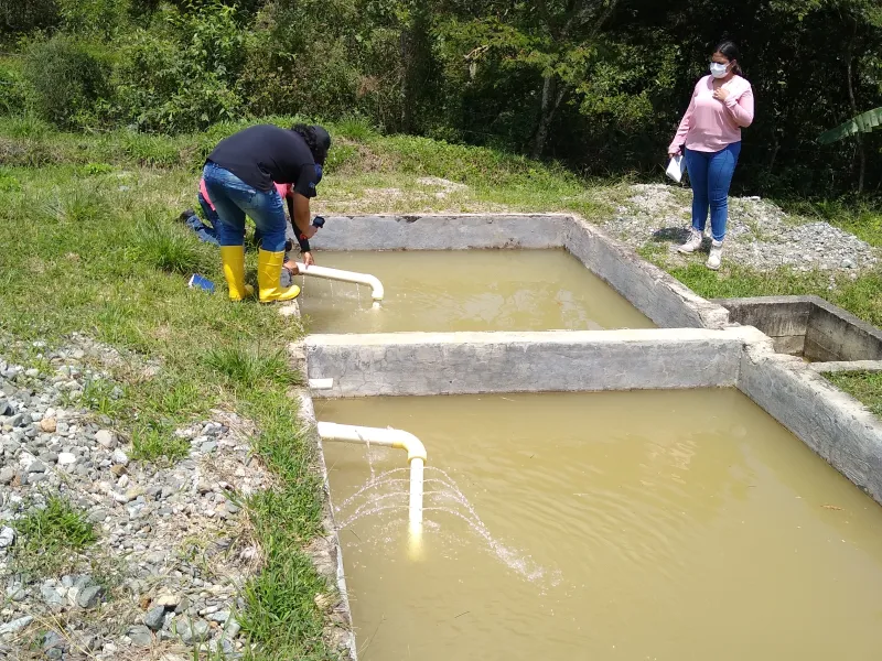 Estudiantes en Acueducto La Cuesta Ginebra