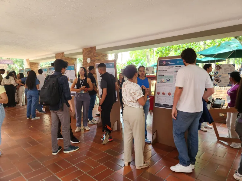 Presentación de pósters a cargo de estudiantes universitarios en Exposemilleros 2025 