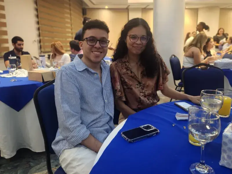 Egresada y egresado en el evento