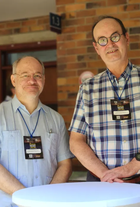 El padre Luis Fernando Múnera, S.J., Rector de la Pontificia Universidad Javeriana y el padre Vicente Durán Casas, S.J. juntos en el II Simposio de Innovación Educativa AUSJAL 2023